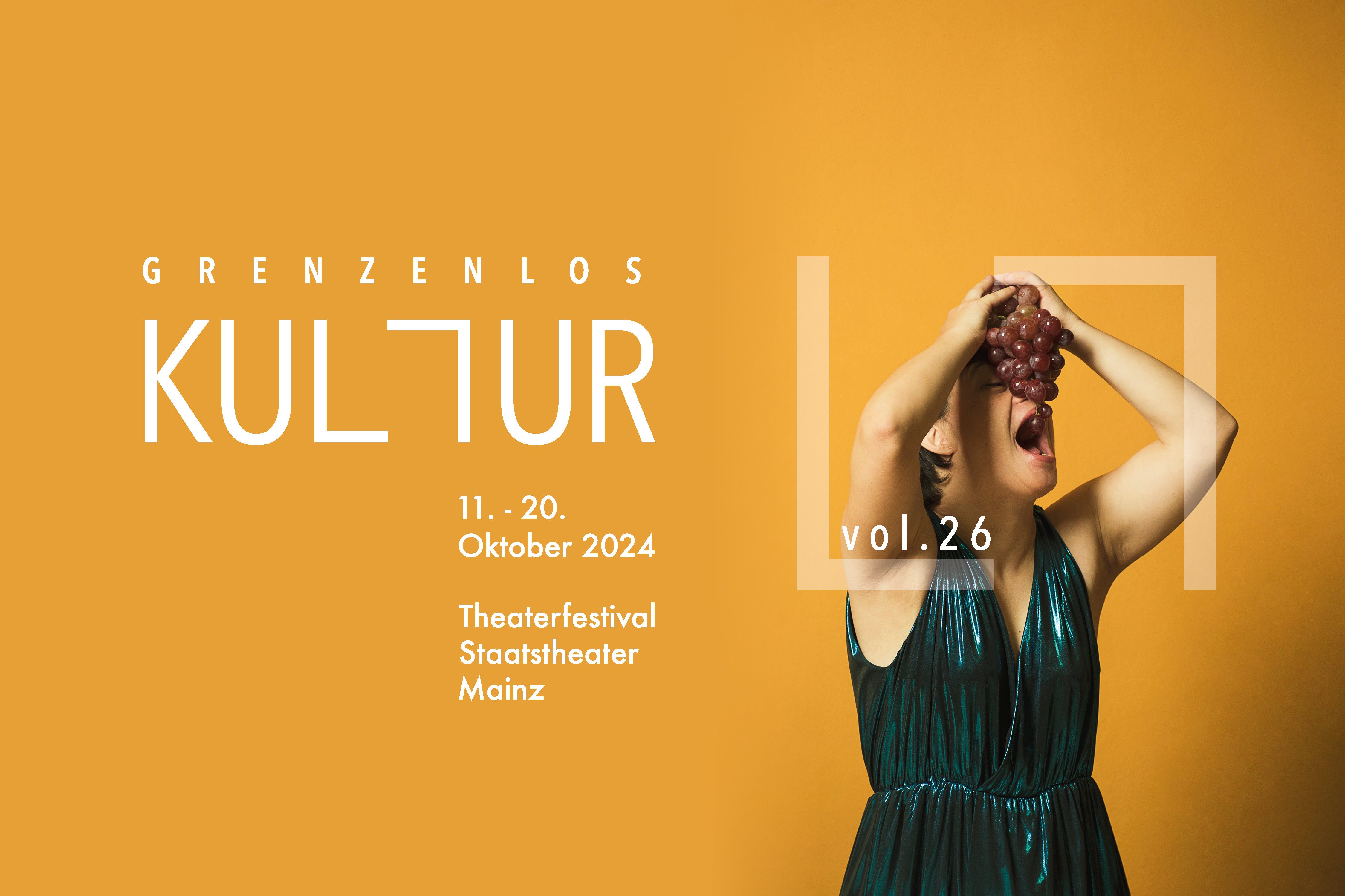 Grenzenlos Kultur Plakatmotiv: Eine Person in einem dunkelgrünen Kleid beisst in eine Rebe violetter Weintrauben. Darüber in weißer Schrift Grenzenlos Kultur Theaterfestival vol. 26